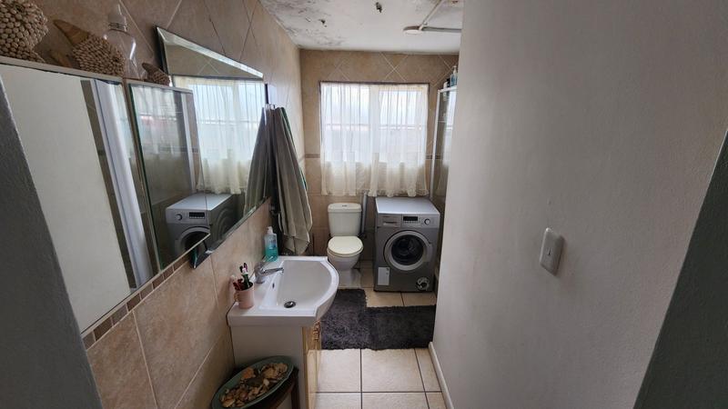 6 Bedroom Property for Sale in Paradise Beach Eastern Cape